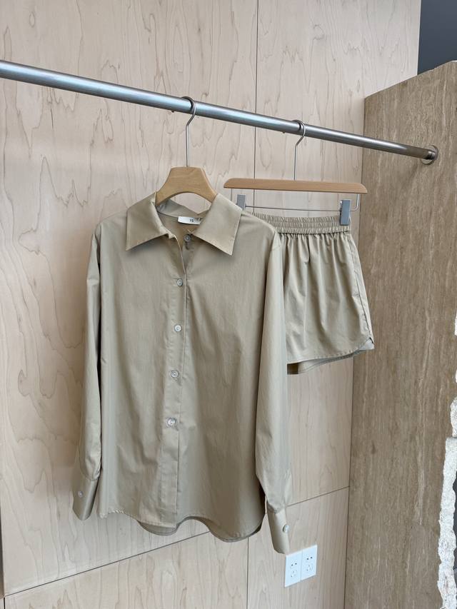 24Ss Spring Summer 衬衫短裤套装 可以很高级也可以小性感 单穿衬衫也是用处多多 清爽透气的面料 夏天当防晒也刚刚好 Size Sml